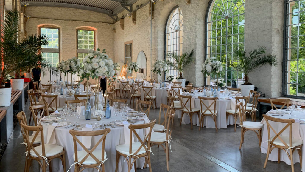 Hochzeitsaal in Weikersheim mit vielen Tischen und Stühlen